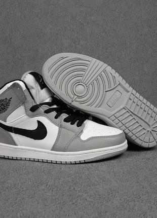 Женские кроссовки nike air jordan 1 retro white black grey4 фото