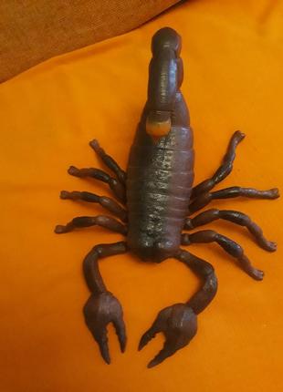 Іграшка  великий скорпіон--муляж,24×34