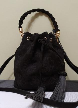 Чорна сумка мішок parfois з пензликами тканинна під велюр чорна сумочка5 фото