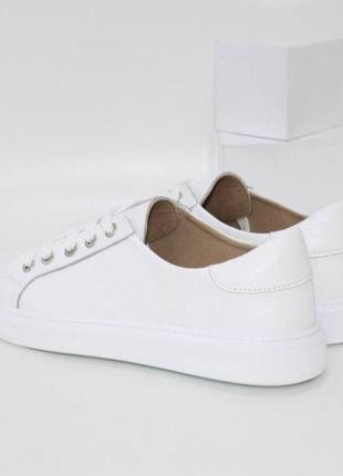Белые кожаные кроссовки на низкой подошве4 фото