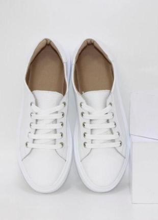 Белые кожаные кроссовки на низкой подошве5 фото
