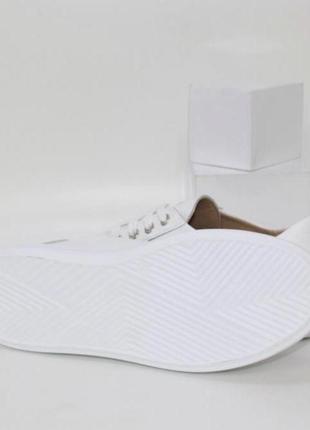 Білі шкіряні кросівки на низькій підошві8 фото