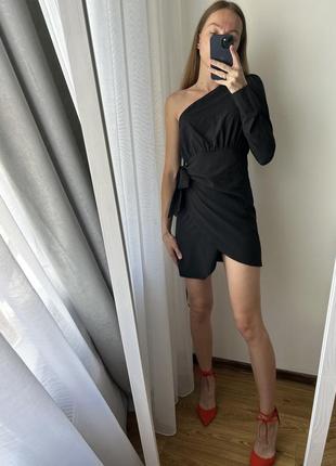 Чорна сукня міні на один рукав1 фото