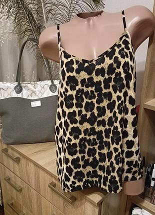 Леопардовая майка в бельевом стиле на тонких бретельках