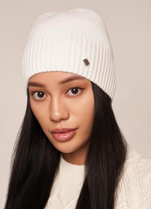 Осенняя женская белая велюровая шапка