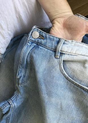Рваные джинсы светлые с дырками sinsay5 фото