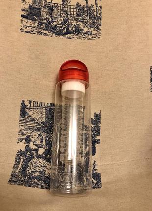 Пластикова пляшка зі знімним контейнером для фруктів і зручною ручкою