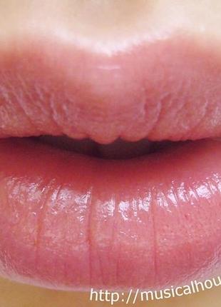 Оригінал бальзам для губ з бджолиним воском і чорною смородиною apivita lip care with black currant оригинал бальзам для губ5 фото