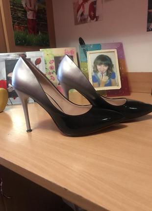 Туфлі на каблуку