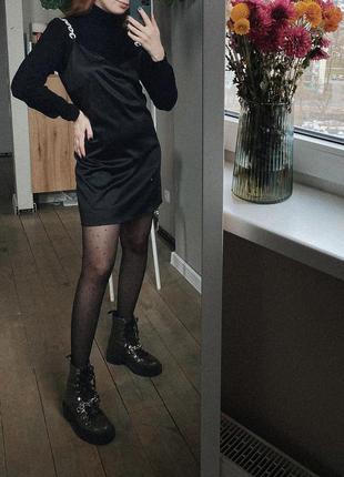 Сатинова міні сукня з декором на бретельках2 фото