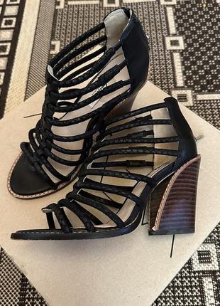 Clarks кожаные босоножки плетёные 35,5 см