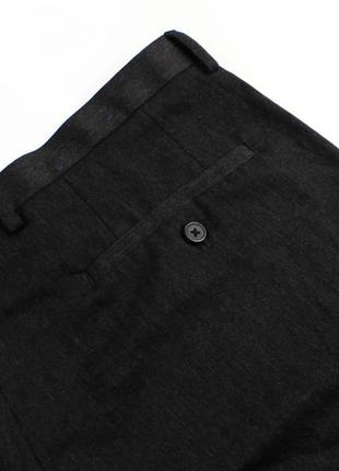 Темно-серые брюки, слегка зауженные