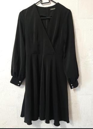 Черное практичное платье на запах1 фото