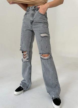 Серые рваные джинсы трубы1 фото
