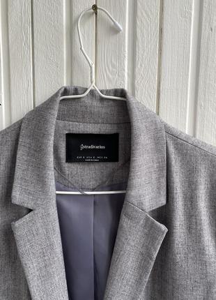 Светло серый двубортный пиджак8 фото