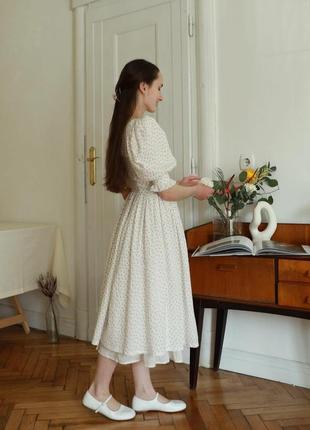 Біла літня сукня плаття з мусліну в квіти в квітковий принт5 фото