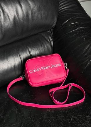 Мягкая яркая женская сумка люкс качества calvin klein small crossbody10 фото