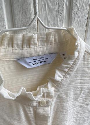 Блуза молочного цвета с рефленным воротником3 фото