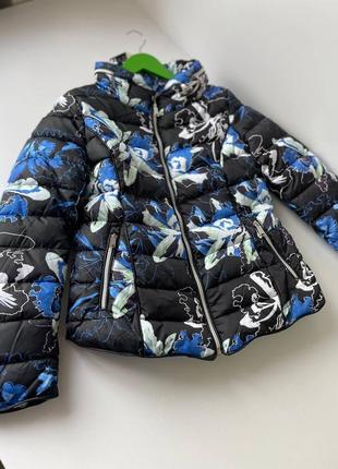 В наличии замечательная курточка демисезонная bata с цветочным принтом. оригинал из италии3 фото