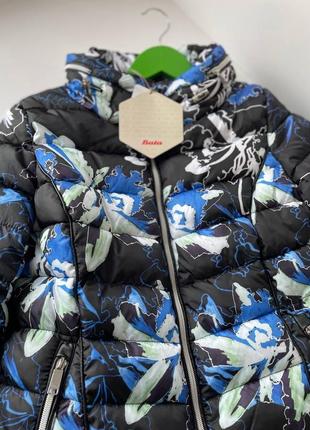В наличии замечательная курточка демисезонная bata с цветочным принтом. оригинал из италии2 фото