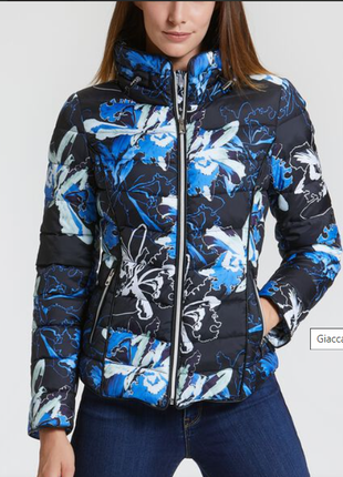 В наявності чудова курточка демісезонна bata з квітковим принтом. оригінал із італії