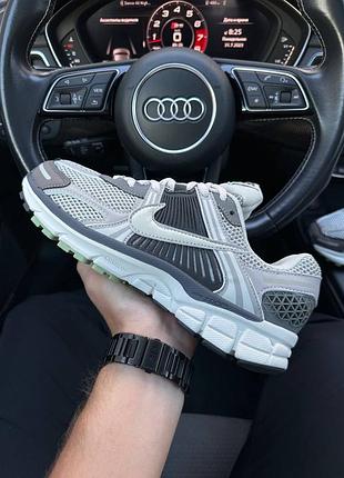 Логодкие серые кроссовки nike vomero 4 серые мужские кроссовки nike vomero 5 в сеточку найк