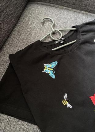 Стильная футболка с нашивками