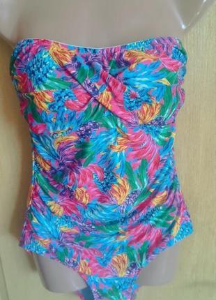 Красивый сплошной купальник без бретелек.