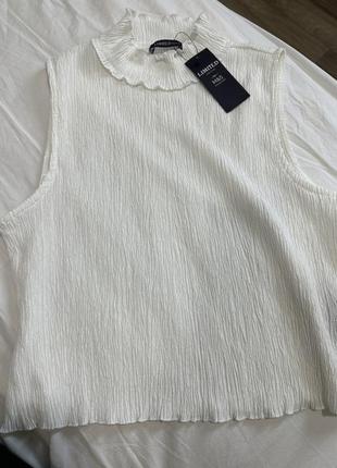 Майка жаткою із красивою горловиною