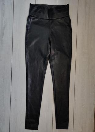 Качетсвенные облегающие брюки из эко кожи змеиный принт с широким поясом1 фото