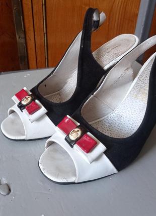 Кожаные босоножки..