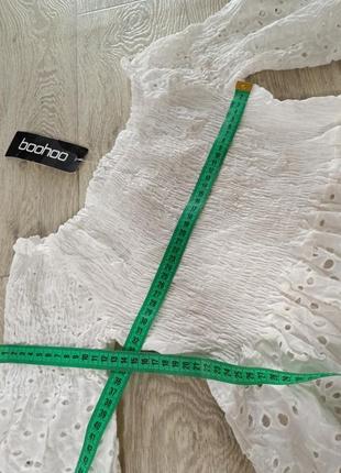 Boohoo прошва блуза жатка на резинке белый топ с открытыми плечами туника3 фото