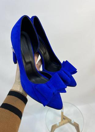 Сині електрик замшеві туфлі човники з бантиком га стійкому каблуку8 фото