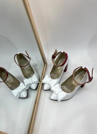 Білі шкіряні туфлі човники з бантиком з ремінцем мері4 фото