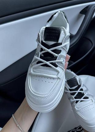 Кросівки жіночі