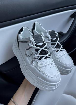 Кросівки жіночі