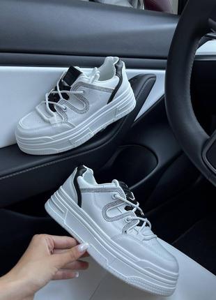 Кросівки жіночі