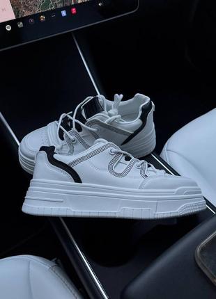 Кросівки жіночі