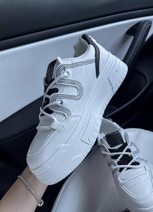 Кросівки жіночі