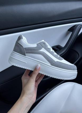 Кросівки жіночі