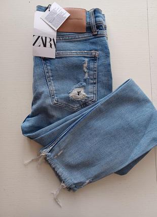 Рваные джинсы zara