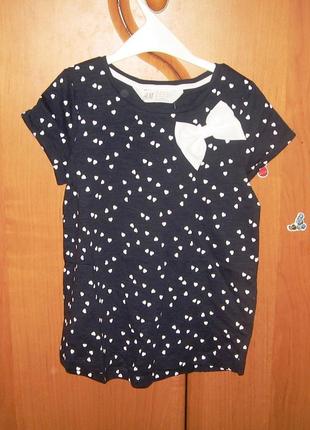 Красивая футболочка в сердечки с бантиком