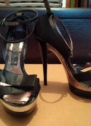 Босоножки на каблуке