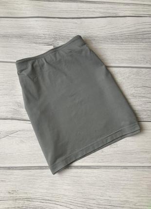 Короткая серая эластичная юбка с разрезами1 фото