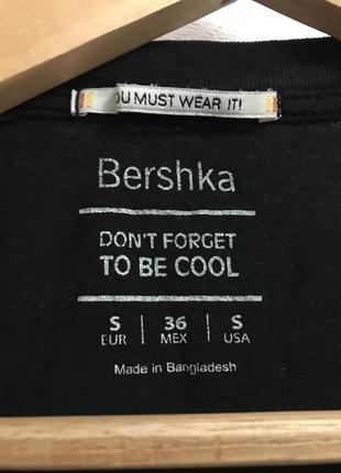 Чорна футболка bershka2 фото