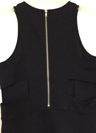 Брендовое базовое маленькое черное платье с вырезами на спинке2 фото