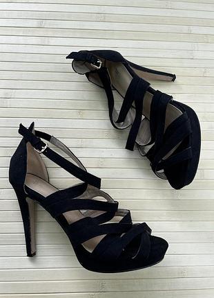 Красиві чорні босоніжки з плетінням