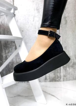 Натуральные замшевые черные туфли на высокой подошве
