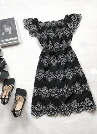Роскошное стильное черное короткое платье adiva шикарной прошвой