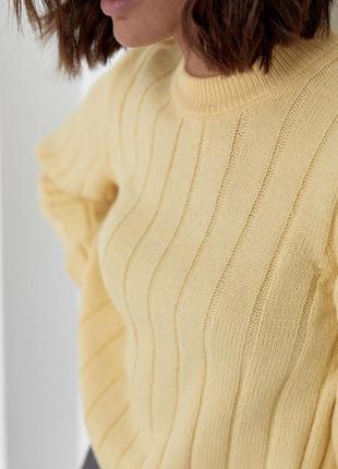 Женский укороченный вязанный джемпер в широкий рубчик - желтый цвет. модель 010305 фото